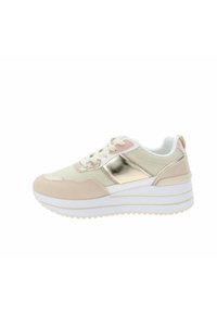 Zapatillas beige con parte superior de malla y ante, acentos metálicos dorados, suela gruesa blanca y detalles en rosa claro a juego.