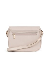 Borsa a tracolla in pelle beige con design strutturato, tasca frontale con zip, tracolla regolabile e finitura leggermente texturizzata.