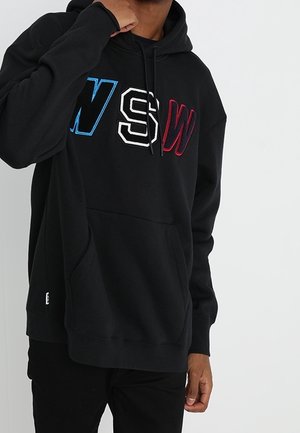 Sudadera negra con un bolsillo frontal, con letras bordadas "NSW" en azul, blanco y rojo. Tejido suave y capucha con cordón ajustable.