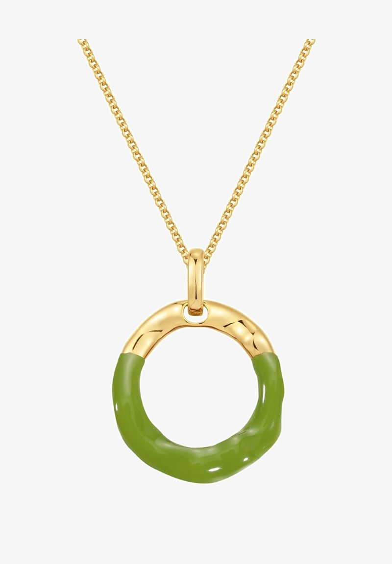 Guldkæde med en cirkulær medaljon; sektion med grøn emalje og glatte guld accenter; blank finish og stiliseret løbede design.