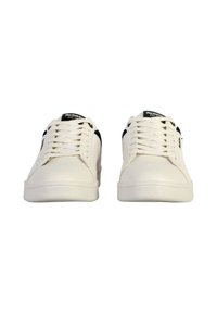 Zapatillas blancas con un acabado de cuero suave, con detalles en negro en los laterales, cordones planos y un diseño de punta redonda. Logo en la lengüeta.