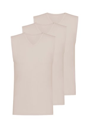 Trois maillots de corps sans manches beige à col en V empilés, design uni, sans motifs ni logos, sur fond blanc.