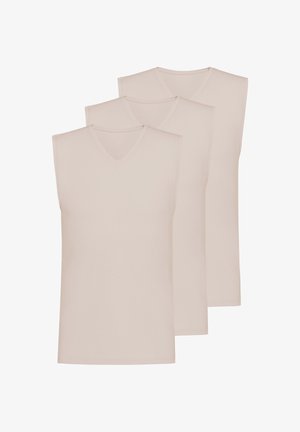 Trois maillots de corps sans manches beige à col en V empilés, design uni, sans motifs ni logos, sur fond blanc.