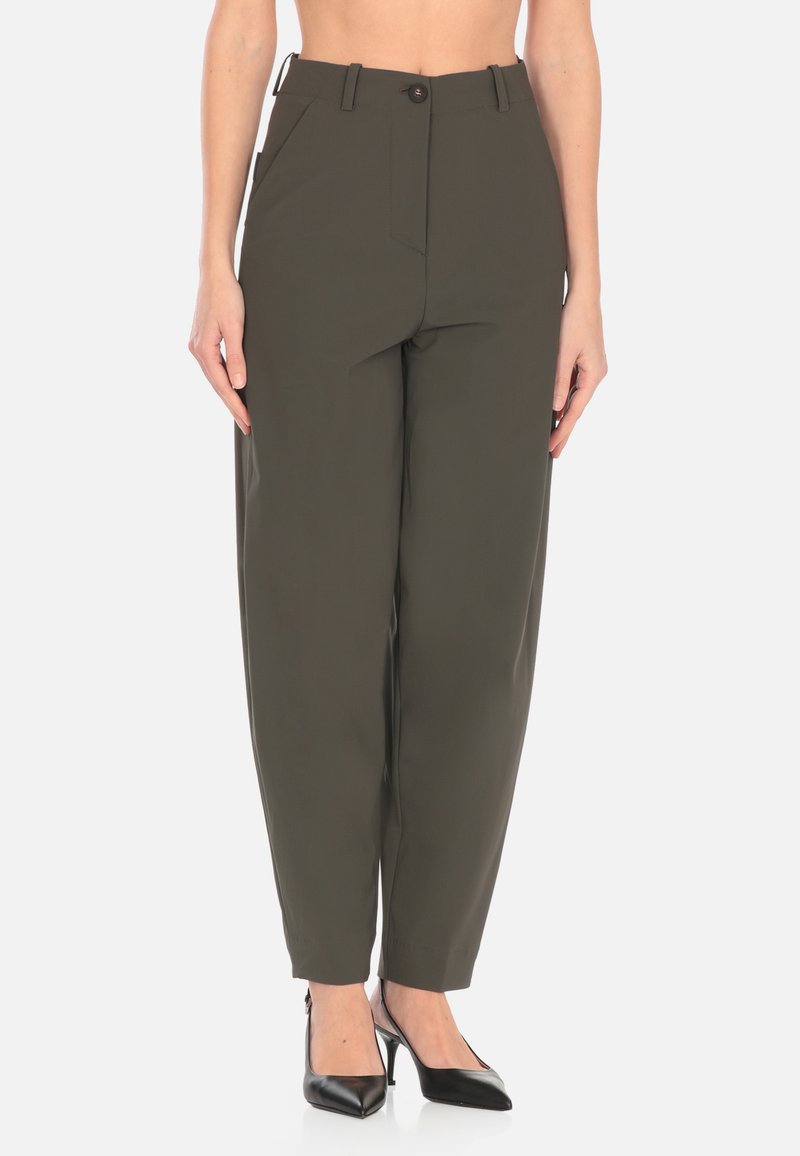 Pantaloni verde oliva con vestibilità rilassata, dotati di chiusura con un solo bottone, passanti per cintura e tasche laterali. Tessuto dalla consistenza liscia.