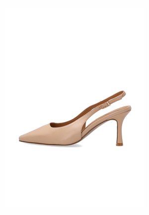 Beige spids tå slingback højhælet sko med justerbar spænde og smal hæl mod hvid baggrund.