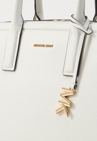 MICHAEL Michael Kors LAILA SATCHEL - Sac à main - optic white