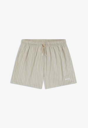 Shorts de bain beiges avec rayures verticales blanches, taille élastique, cordon beige, poches latérales et logo "BOSS" sur la jambe gauche.