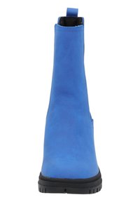 Botín de tobillo de imitación de cuero azul con una textura suave, picaporte en la parte superior y suela de goma negra resistente. Parte delantera plana con un diseño sencillo.
