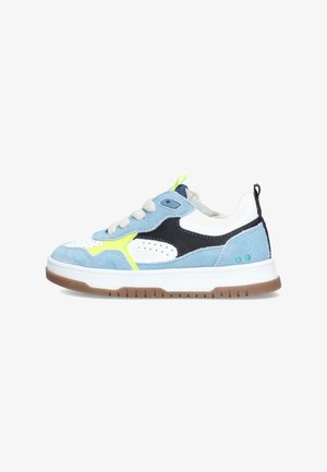Lage sneaker van blauw suède met witte en zwarte panelen, neongele accenten, witte veters en een bruine rubberen zool, zijaanzicht.