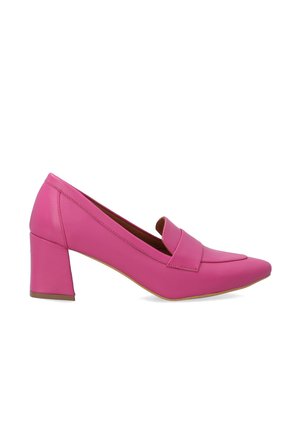 Rosa Damen-Loafer aus Leder mit mittelhohem blockabsatz und spitz zulaufender Schuhspitze, Seitenansicht vor weißem Hintergrund.