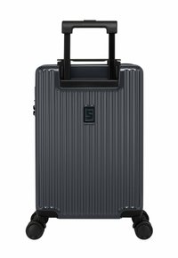 Harde koffer in donkergrijs met een verticale ribbeltextuur, uitschuifbare zwarte handgreep en vier zwarte wielen voor eenvoudige mobiliteit.