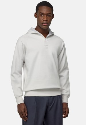 Hellgrauer Hoodie aus weichem Material, mit einem halben Reißverschlusskragen, gerippten Bündchen und einem kleinen Logo auf der Brust. Lässige Passform.