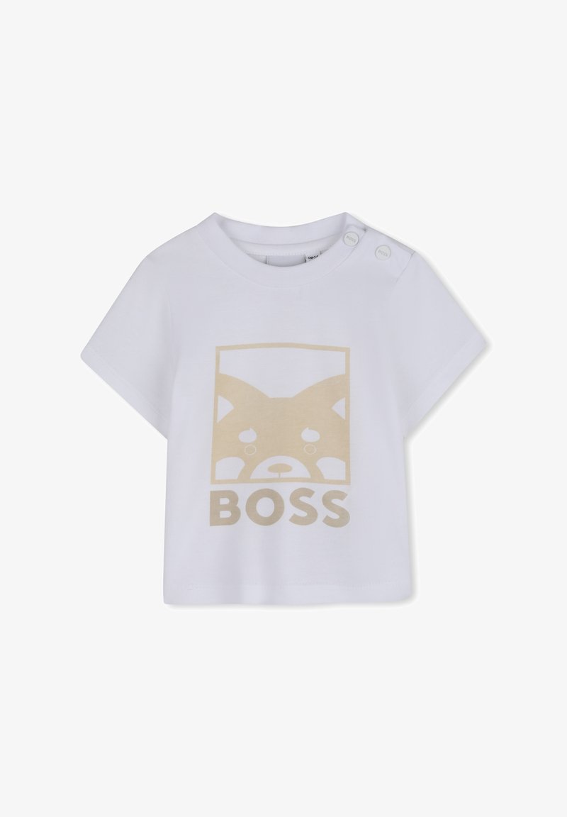 Λευκό βαμβακερό κοντομάνικο μπλουζάκι, με χρυσό γραφικό μιας αρκούδας και τη λέξη «BOSS» σε αντίστοιχο χρώμα από κάτω. Δύο κουμπιά τύπου snap στον ώμο.