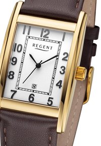 Montre rectangulaire dorée avec un cadran blanc, des chiffres noirs et des aiguilles. Bracelet en cuir marron avec finition texturée et détail en or sur la couronne.