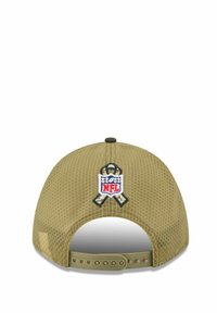 Olivgrüner Mesh-Cap mit rundem Oberteil, versehen mit einem gestickten NFL-Logo und einem Ripsband-Detail. Verstellbarer Riemen auf der Rückseite.