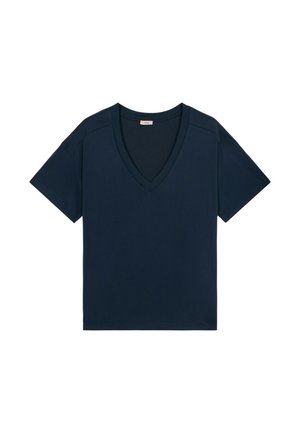 Camiseta de manga corta azul marino con cuello en V y corte relajado, dispuesta sobre un fondo blanco.