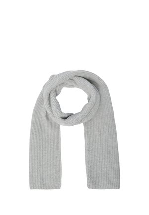 Sciarpa di lana lavorata a maglia di colore grigio chiaro, piegata a forma di anello morbido con entrambe le estremità pendenti su sfondo bianco.