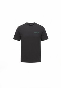 Μαύρο κοντομάνικο T-shirt με στρογγυλή λαιμόκοψη και μικρό πράσινο κείμενο σε καλλιγραφική γραφή στο αριστερό στήθος που γράφει "Closure.Lon".