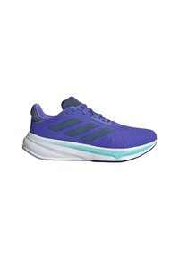 Zapatilla deportiva morada con parte superior de malla transpirable, acentos en verde oscuro, cuello acolchado y una media suela blanca y aqua para mayor amortiguación.