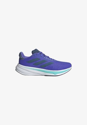Zapatilla deportiva morada con parte superior de malla transpirable, acentos en verde oscuro, cuello acolchado y una media suela blanca y aqua para mayor amortiguación.