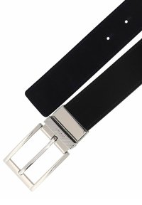 Zwarte leren riem met een elegante zilveren rechthoekige gesp met lineaire textuur, gladde textuur en meerdere verstelgaten.