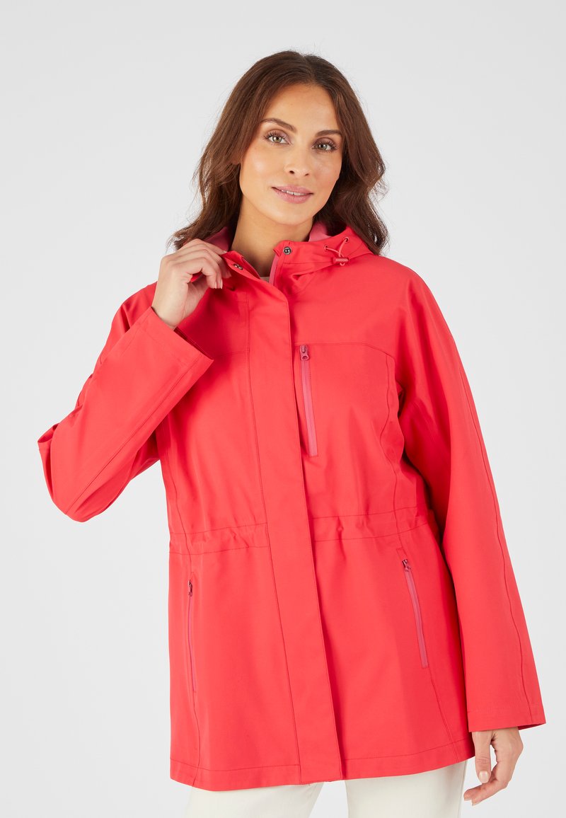 Giacca impermeabile rossa con cappuccio, tasca sul petto con zip, coulisse regolabile e polsini elastici. Presenta due tasche laterali e una superficie liscia.