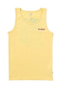 Top sin mangas amarillo hecho de tela suave. Presenta un escote redondo y un pequeño logo impreso en el pecho. Textura suave.