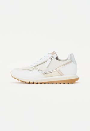 Hvit sneakers med teksturerte sølv- og gullakenter, snøringsdesign og en gummi såle med mønstret grep.