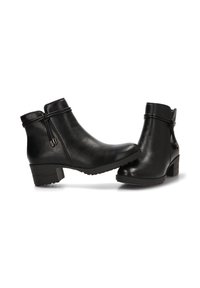 Botas de cuero negro hasta el tobillo con una textura suave, tacón bajo en bloque, cierre de cremallera lateral y cordones decorativos en la parte trasera.