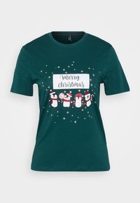 T-shirt verde de algodão com a mensagem "Feliz Natal", decorado com quatro pinguins e acentos de estrelas douradas. Mangas curtas, decote redondo.