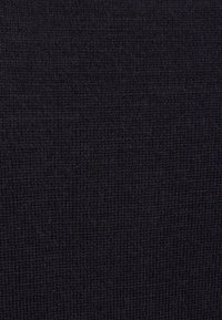 Tessuto a maglia scuro con una fine texture a coste. La superficie è uniforme, senza schemi o abbellimenti visibili.