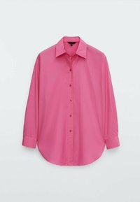 Roze langemouwen shirt met een knoopsluiting aan de voorkant, een klassieke kraag en een afgeronde zoom. Gladde stof met een licht glanzende textuur.