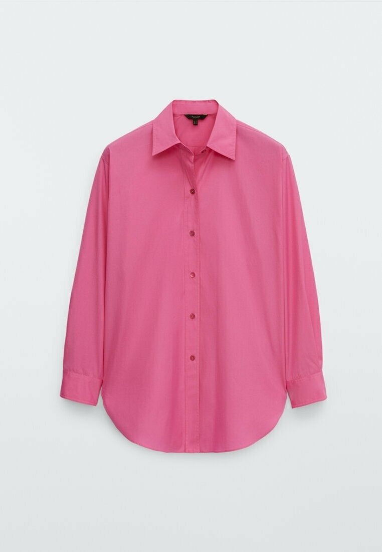 Roze langemouwen shirt met een knoopsluiting aan de voorkant, een klassieke kraag en een afgeronde zoom. Gladde stof met een licht glanzende textuur.