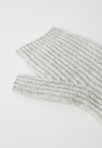 Mănușă gri cu degete tăiate, dintr-un material tricotat moale, având un model texturat și un capăt deschis pentru degete, care îmbunătățește dexteritatea.