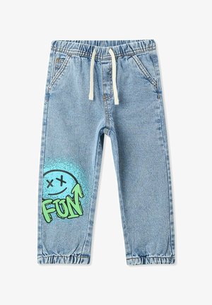 Jasnoniebieskie dżinsowe spodnie z elastycznym pasem i białym sznurkiem. Zawierają zieloną buźkę i grafikę "FUN" na lewej nodze.