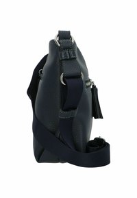 Borsa in pelle blu scuro con texture, dalla forma curvata, con tracolla in tessuto regolabile e hardware argentato, caratterizzata da un pendente a frange su un lato.