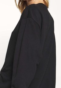 Monki Felpa - black