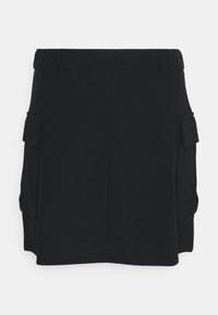 Jupe mini noire au design droit, fabriquée à partir d'un tissu lisse. Comprend deux poches cargo latérales et une taille ajustée.