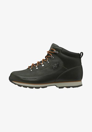 Czarne skórzane buty do wędrówek z pomarańczowymi sznurówkami, srebrnymi oczkami, wyściełanym kołnierzem i gumową podeszwą z trwałym wzorem bieżnika.