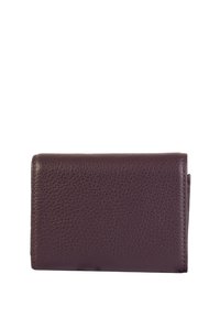 Portafoglio in pelle marrone scuro, con texture, di forma rettangolare, chiuso, con cuciture visibili lungo i bordi, isolato su uno sfondo bianco.