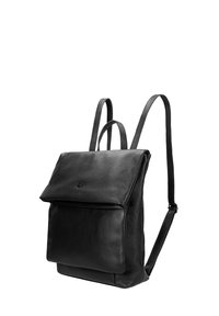 Černý kožený batoh s texturovaným povrchem, sklápěcí klopou, přední kapsou a nastavitelnými popruhy. Jednoduchý a funkční design.