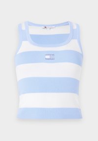 Lys blå og hvit stripete ribbestrikket tanktop med vid hals og en liten "Tommy Jeans"-merkelapp på forsiden.
