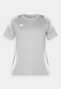 Grå kortermet sportsskjorte laget av fukttransporterende stoff med hvite detaljer og tre-stripes design på skuldrene. Har "AEROREADY"-logo.