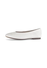 Witte, platte ballet schoen met een gestructureerd oppervlak dat lijkt op slangenleer. Heeft een ronde neus en een lage, bruine rubberen hak.
