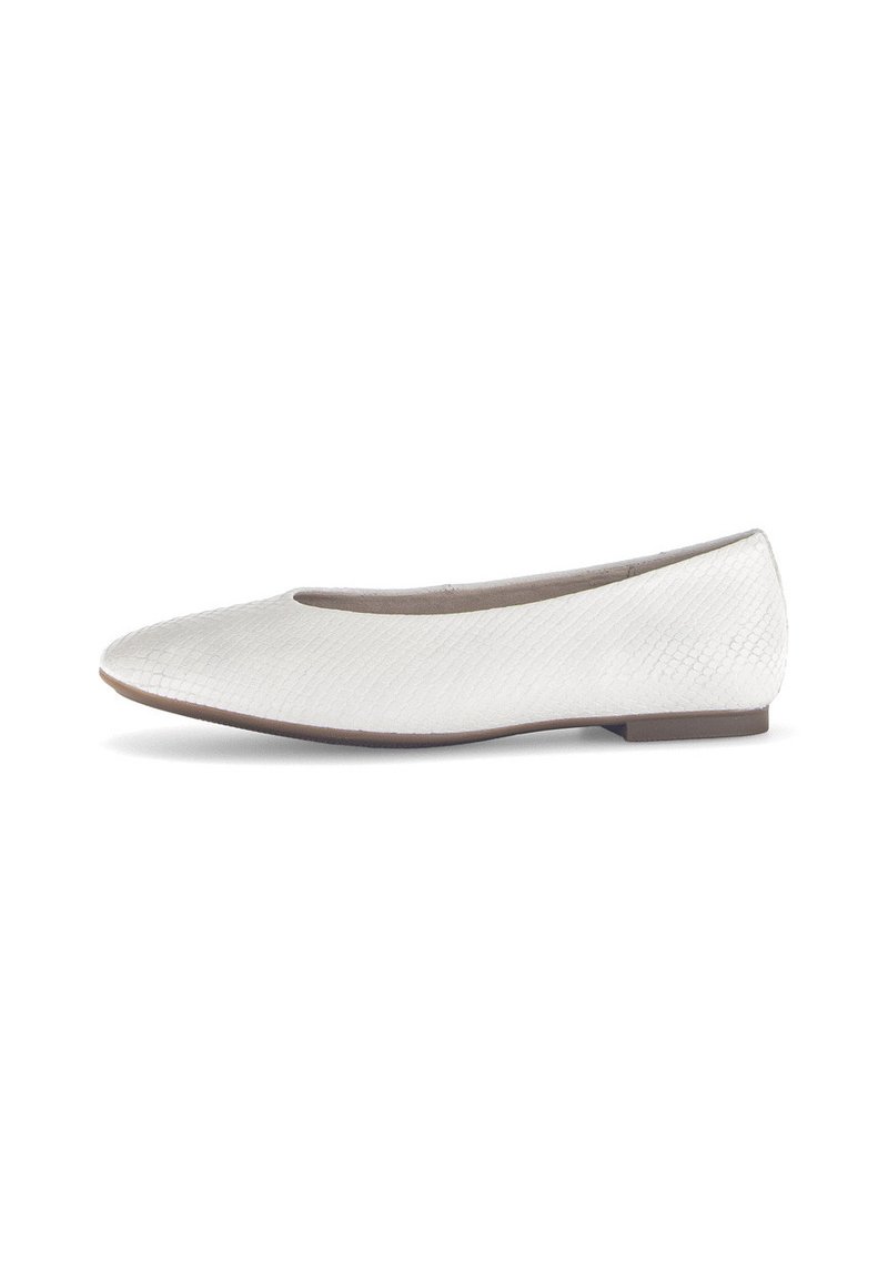 Witte, platte ballet schoen met een gestructureerd oppervlak dat lijkt op slangenleer. Heeft een ronde neus en een lage, bruine rubberen hak.