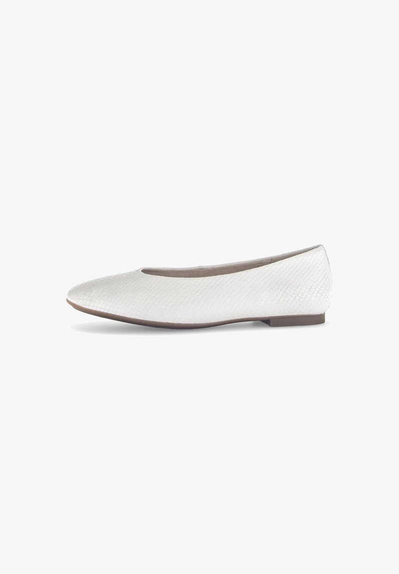 Weiße, flache Ballettschuhe mit einer strukturierten Oberfläche, die Schlangenhaut ähnelt. Sie besitzen eine runde Zehenpartie und einen niedrigen, braunen Gummihob.