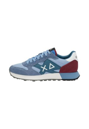 Sneaker basso in tonalità di blu con lacci celesti, pannello laterale turchese con simboli bianchi a forma di X e triangolo, e toppa bordeaux sul tallone.