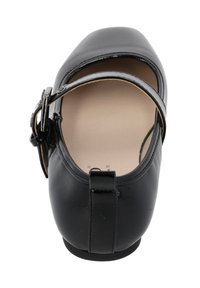 Scarpa in vernice nera con punta arrotondata, cinturino alla caviglia con fibbia argentata e fodera interna liscia. Design con suola piatta.