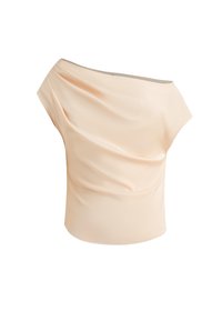 Top melocotón sin hombros con tela drapeada, textura suave y silueta ajustada. Diseño minimalista sin hardware visible ni patrones.
