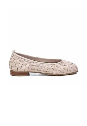 Zapato plano de cuero beige con patrón tejido, punta redondeada, tacón bajo de madera y diseño sin cordones.